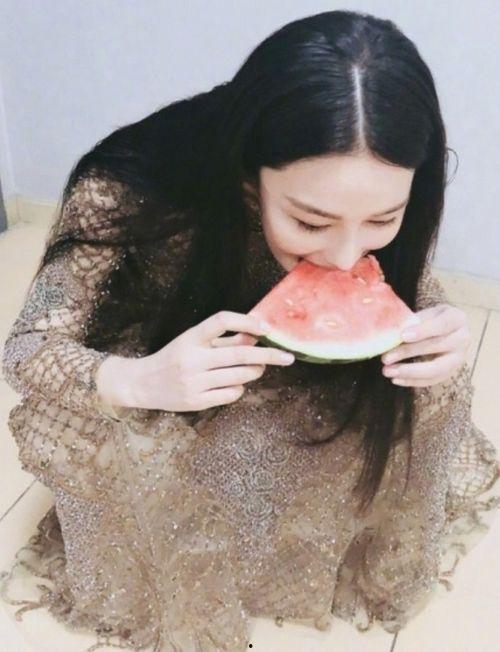 穿成吃瓜女王,一场爆笑的宫廷风云