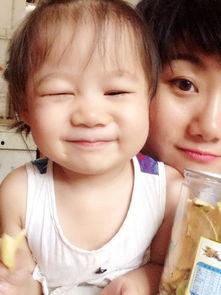 宝宝和我抢瓜吃,宝宝与我共享夏日美味