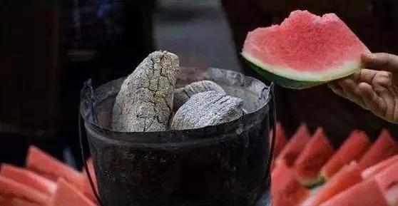 围着火炉吃瓜,冬日里的温馨瓜趣时光