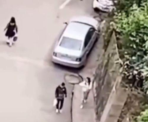 男子阳台吃瓜被误会,男子阳台吃瓜引发的误会风波