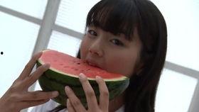 可爱少女吃瓜,甜蜜少女瓜田漫步记