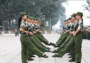 921军训女生跳舞吃瓜,青春活力绽放瞬间