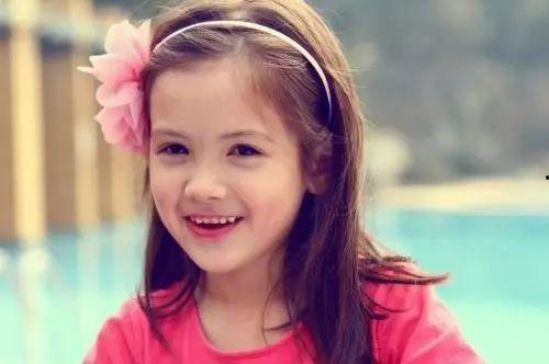 青岛吃瓜女孩是谁呀,网络红人的崛起之路